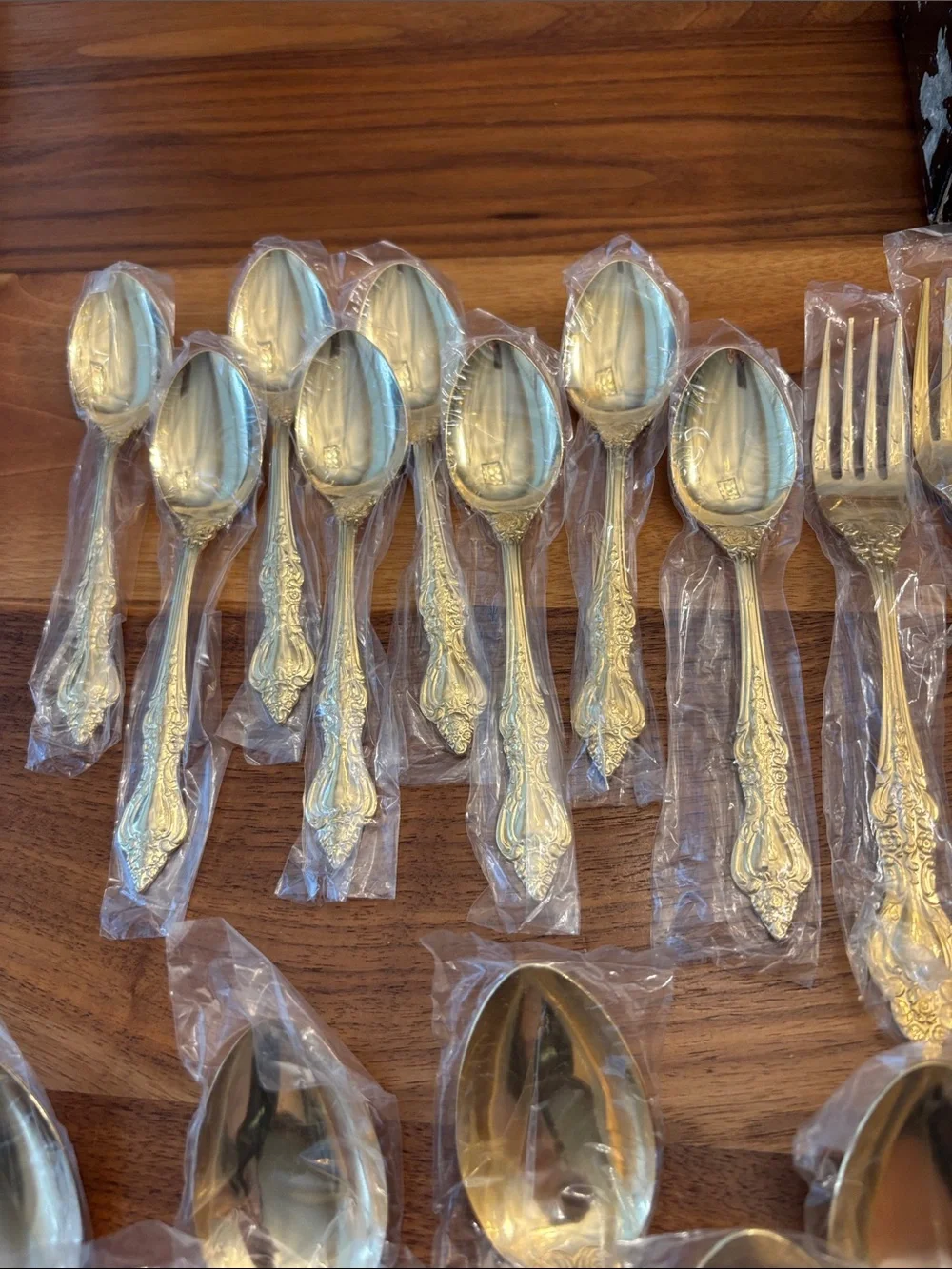New Barclay Geneve Golden Crown Royale Weighted Flatware Silverware Set of 48